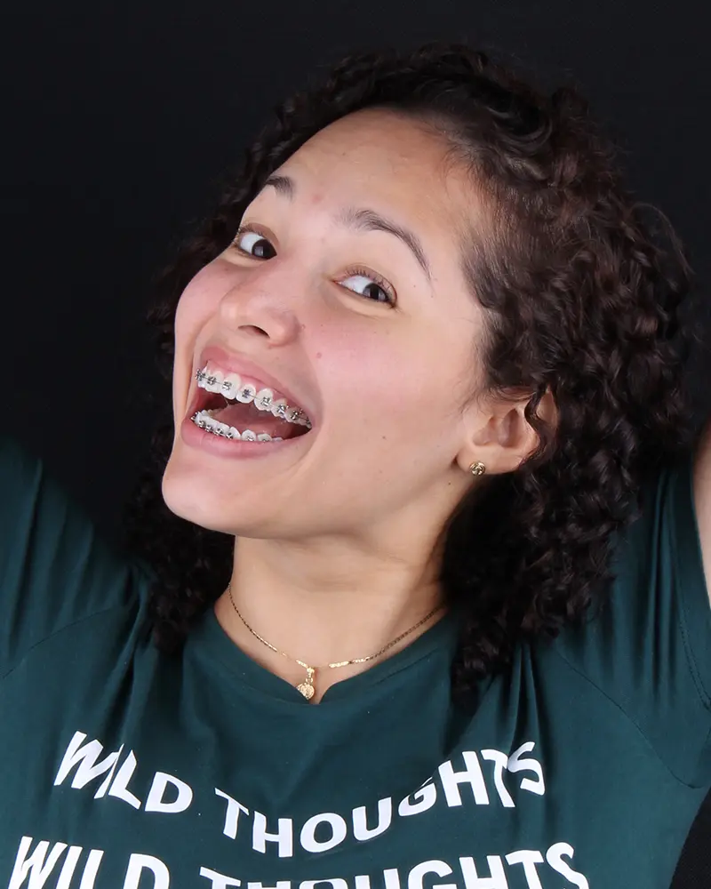 Mujer joven sonriente con odontología